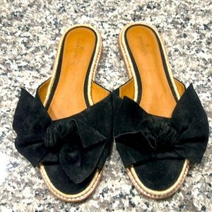 Flat Sandals with Bow